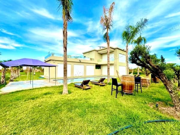 En Location Meublé: Magnifique Villa Moderne avec Piscine, Écurie, Élevage De moutons ……