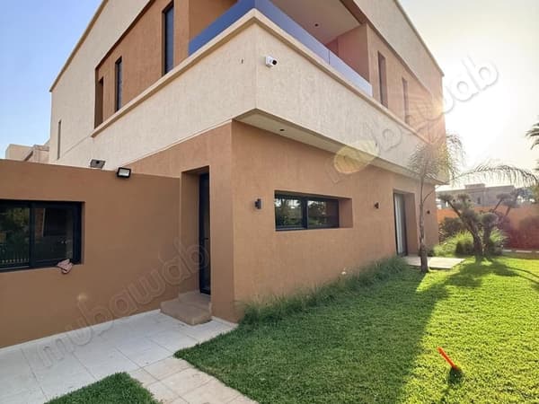 Villa Contemporaine de 4 Façades en LLD