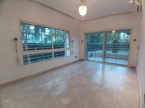 Appartement à louer à Riyad. 6 grandes pièces. Porte blindée, salon marocain