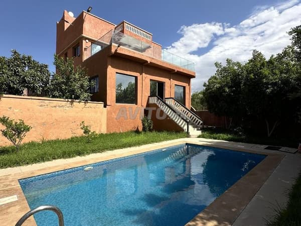 4 salons, 3 suites, terrace facing the mountains