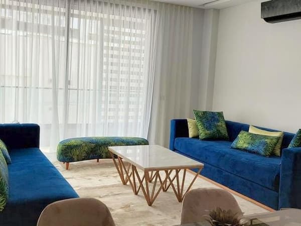 Casa Finance City: Gemeubileerd appartement met 2 slaapkamers en terras.