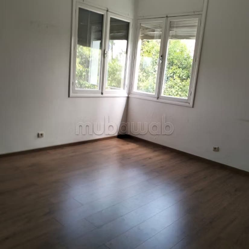 Location villa de haut standing en Hassan Centre Ville. Surface de 500 m². Belle terrasse…