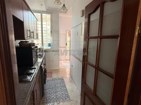 Gemeubileerd appartement met 2 slaapkamers en woonkamer, keuken en badkamer te huur