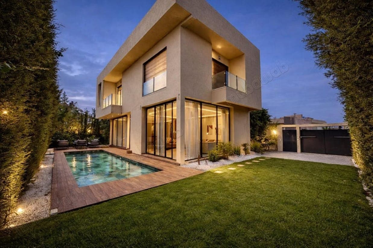 Villa d’Exception aux Volumes Majestueux – 5 Chambres, 3 Salons & Piscine Chauffée…