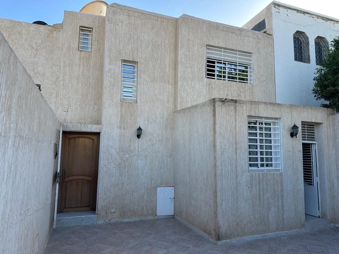 Haus zum Kauf in Charaf. Wohnfläche 120 m². Garten und Terrasse