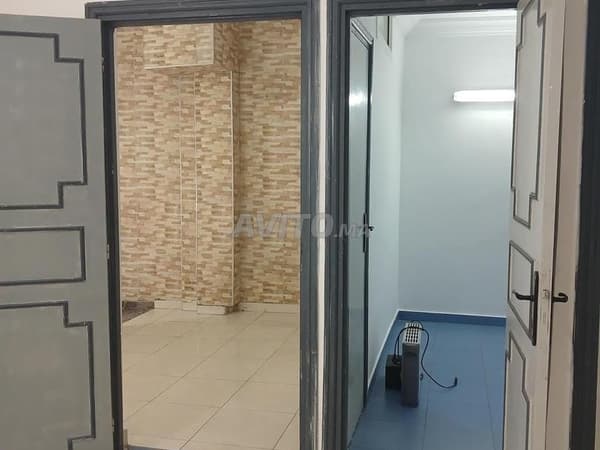 محل تجاري مزدوج الطوابق للإيجار في وسط مدينة سلا