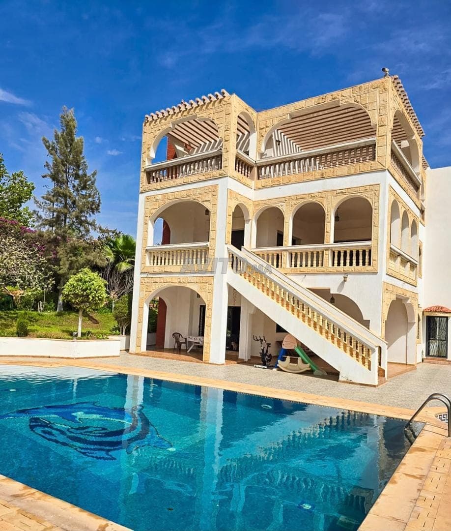 Prestigieuze villa, zee- en bergzicht in Illigh