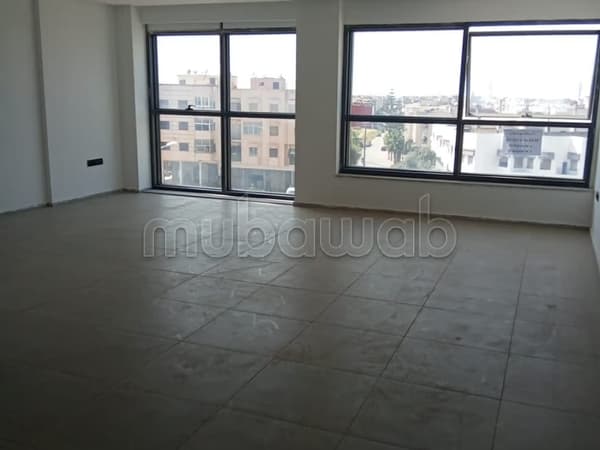 Location de bureaux à Nahda 1. Surface de 64 m². Fenêtres avec double vitrage et porte…