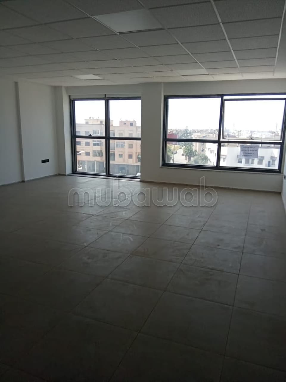 Location de bureaux à Nahda 1. Surface de 64 m². Fenêtres avec double vitrage et porte…