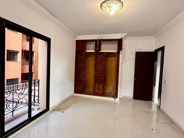 Location appartement plateaux bureaux à Boukar. Superficie 85 m². Ascenseur et garage