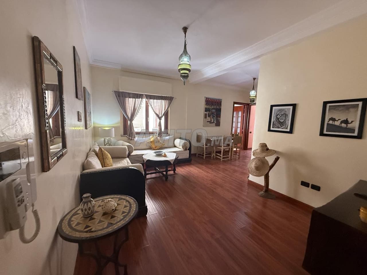 Smaakvolle ingericht 2 slaapkamer lounge met zwembadview