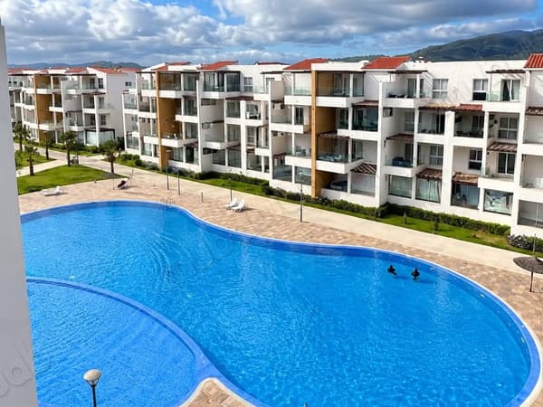 Bel appartement à vendre à Cabo Negro. Superficie 64 m². Piscine et service de…