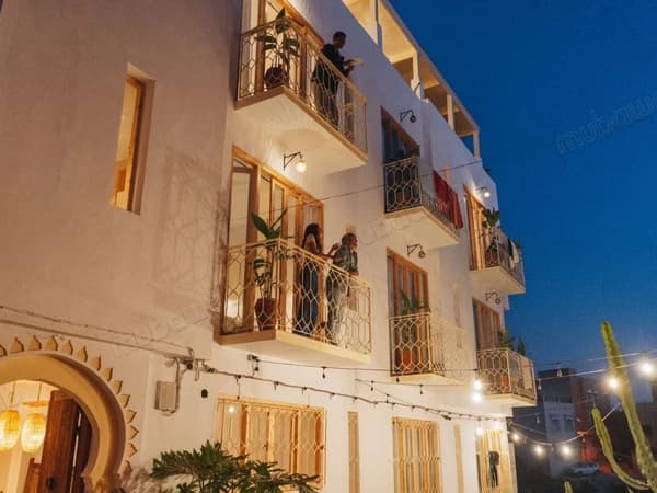 Hotel waves a vendre