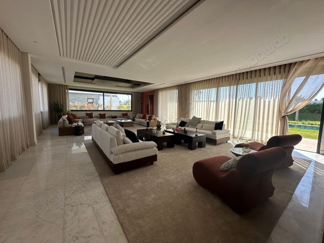 Maison de luxe à vendre à El Menzeh. 13 grandes pièces. Bien meublé