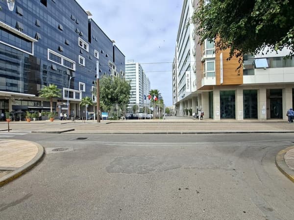 Bureau 75 m² refait à neuf 1er étage tramway