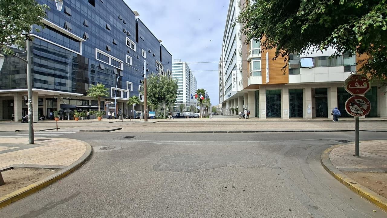 Bureau 75 m² refait à neuf 1er étage tramway