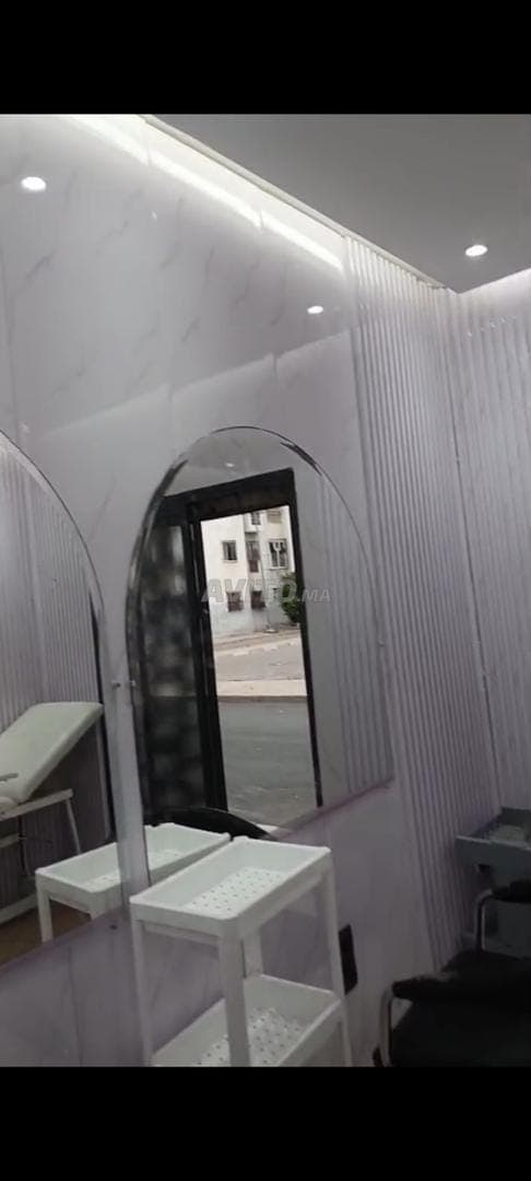 صالون حلاقة مجهز للكراء
