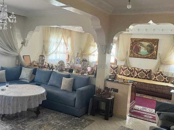 شقة فريدة مطلة على ثلاث واجهات للبيع – سعادة