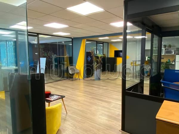 Bureaux en location à Maârif. Superficie 140 m². Système de climatisation