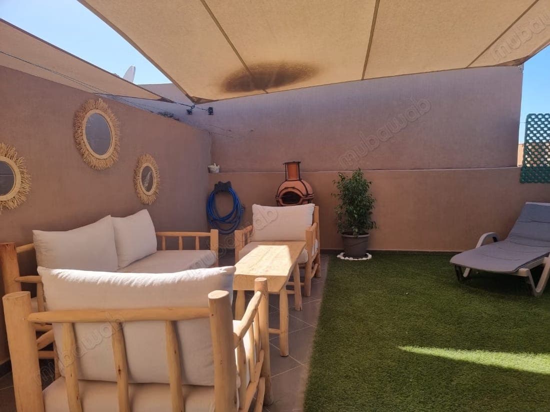 بيت طابق أول في فيلا للكراء مع شرفة