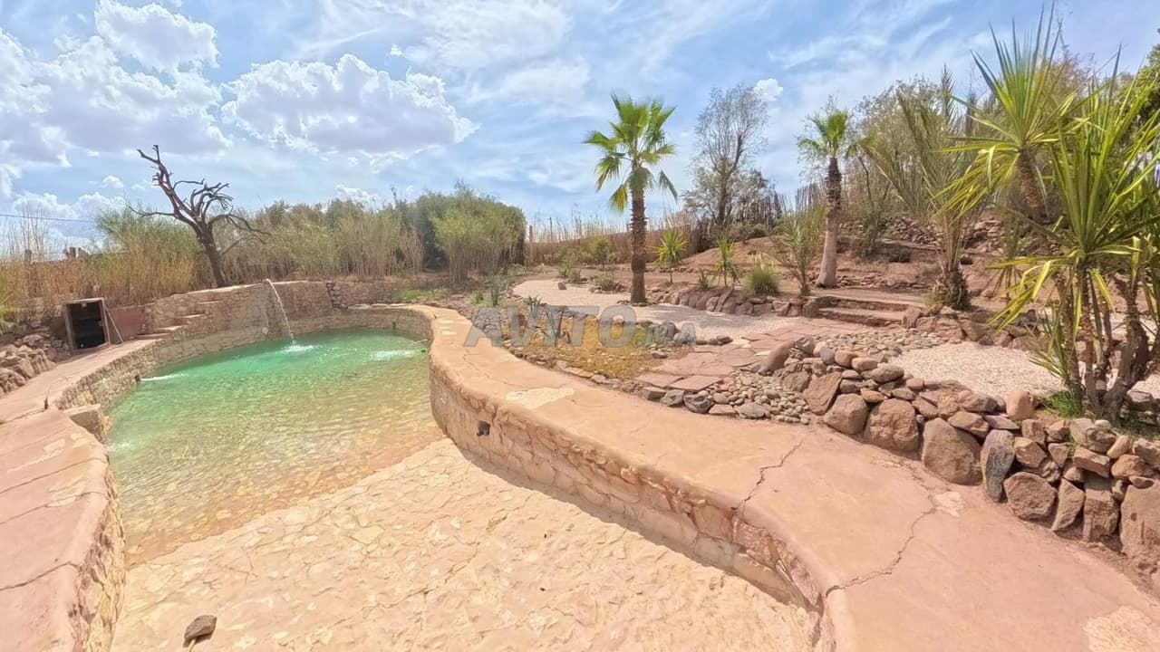 Superb single-storey villa with swimming pool