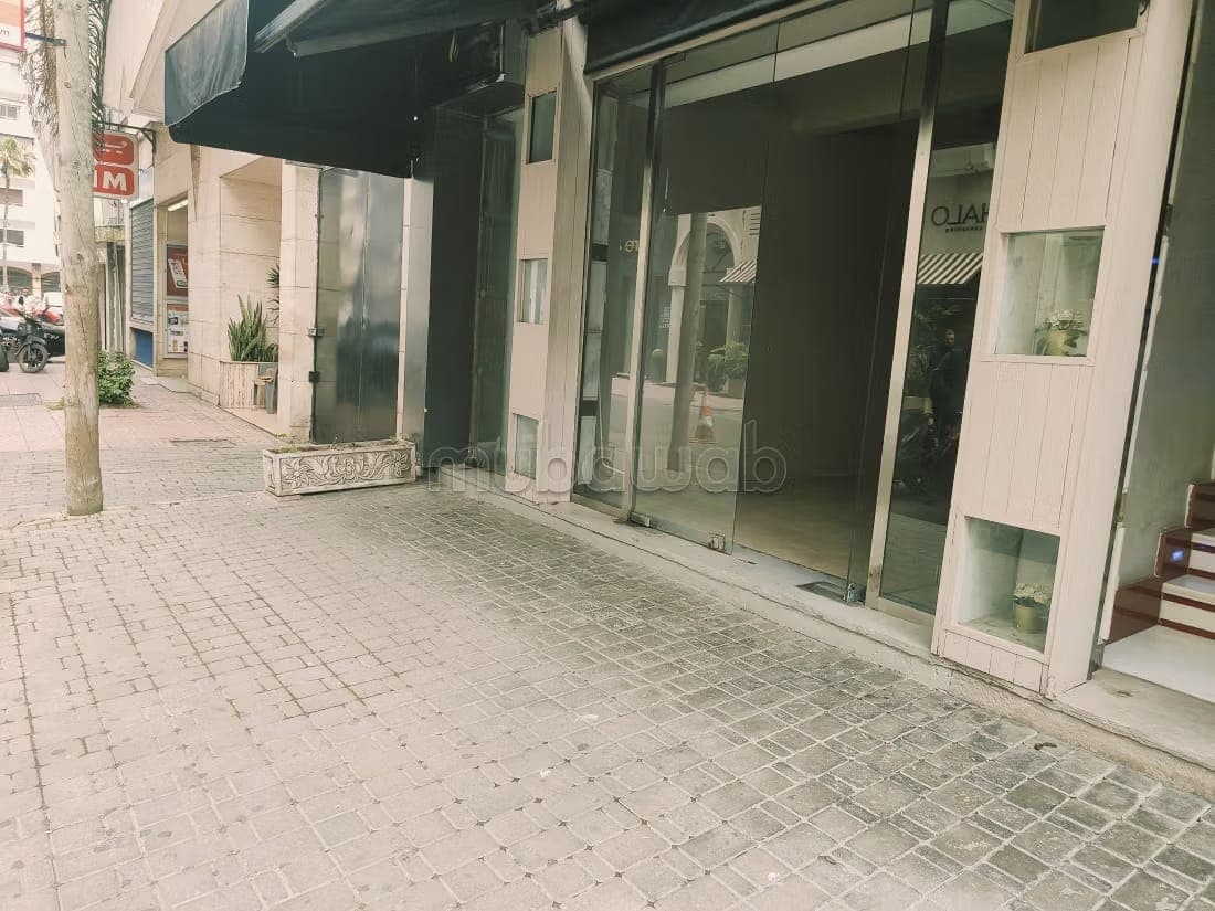 Local commercial en location à Racine. Superficie 130 m²