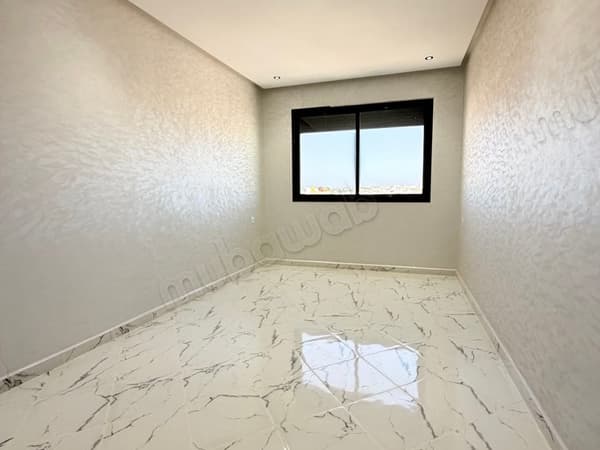 Appartement à louer à Azib Haj Kaddour. Surface totale 85 m². Environnement calme avec…