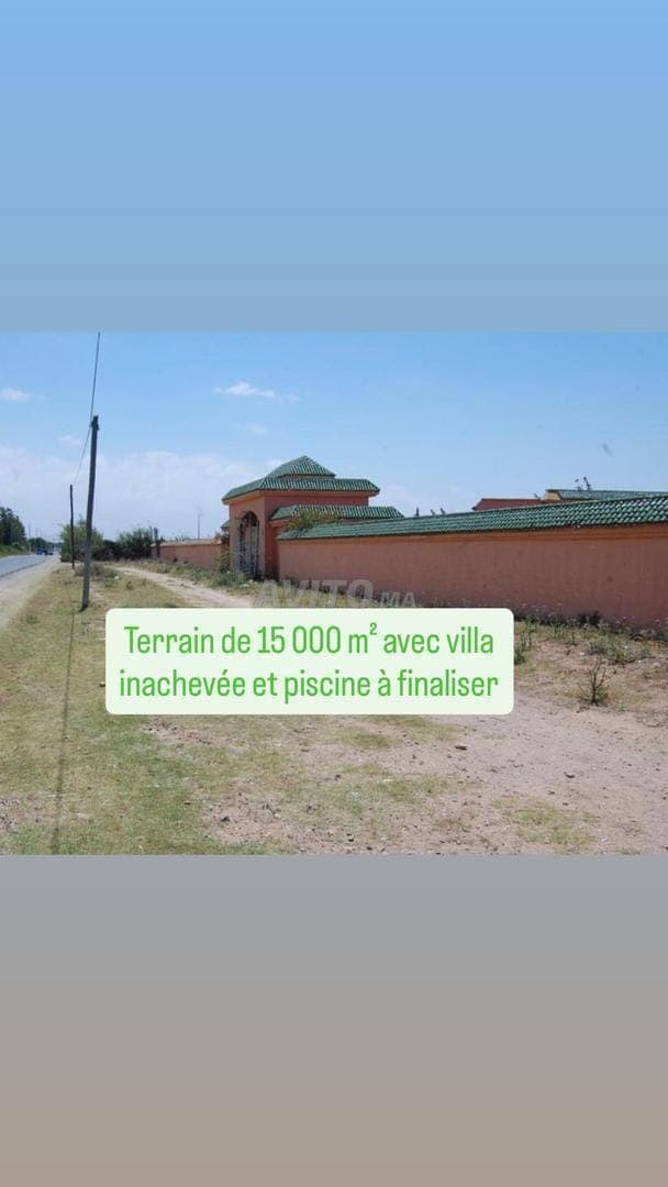 Propriété de 15 000 m² avec villa inachevée