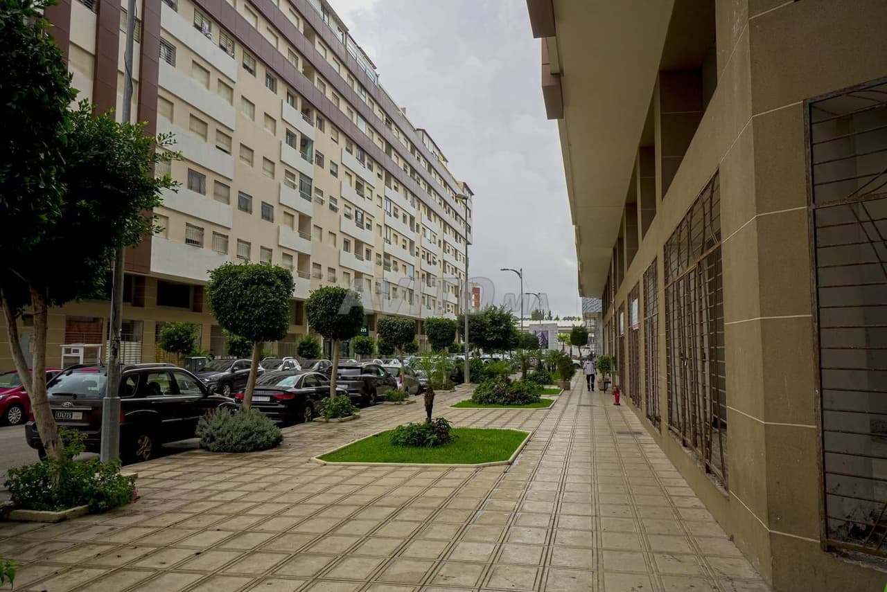 محل تجاري للإيجار بمساحة 450 م² في طنجة