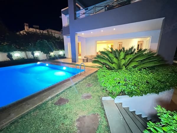 Superbe villa à louer à Dar Bouazza. Surface totale 704 m². Meublé