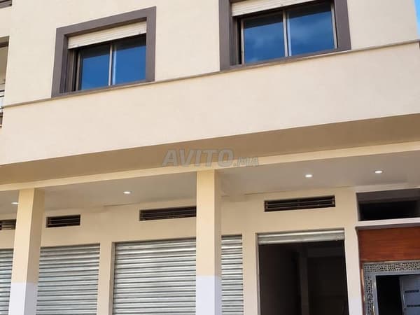 Street-level commercial premises for rent