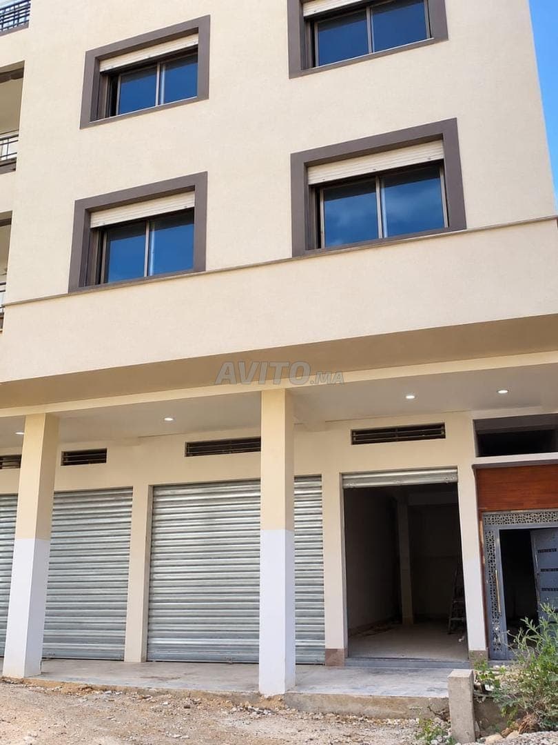 Street-level commercial premises for rent