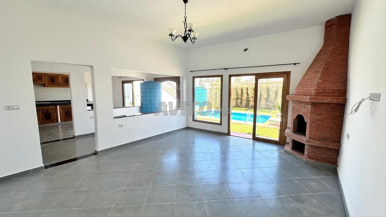 Small villa with swimming pool in urban area