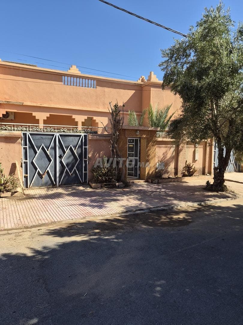 فيلا 5 غرف، 3 حمامات، صالون، مرآبان، مطبخان