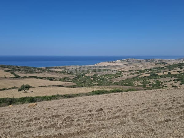 Terrain enregistré à vendre avec une vue magnifique sur la mer