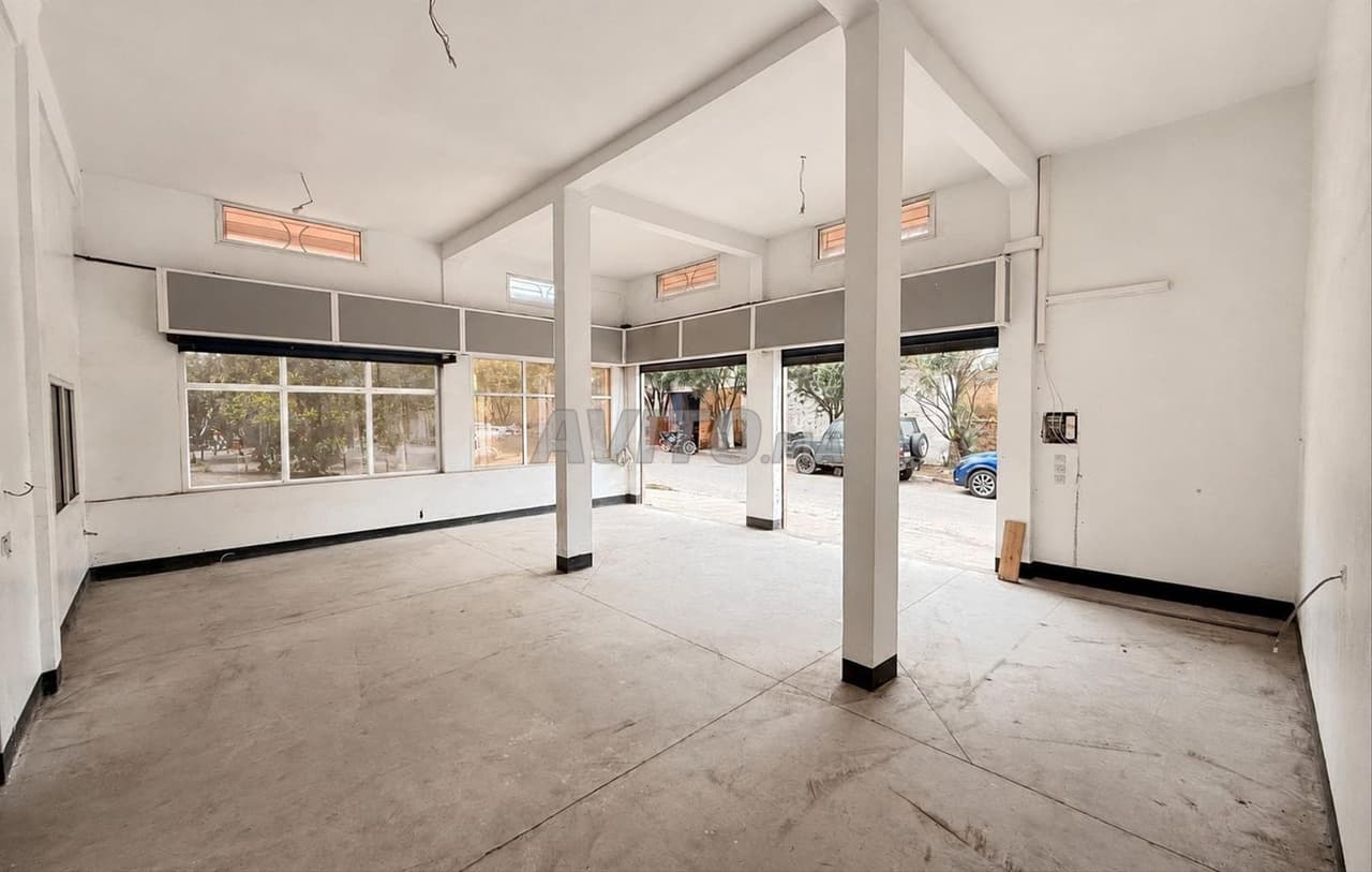 Locale d'angolo 58m² 4 saracinesche intitolate di fronte a Centrale