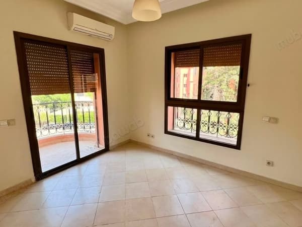 Louez cet appartement à Route Casablanca. 3 grandes pièces. Piscine et service de concierge