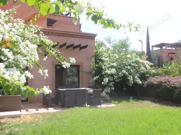 Duplex avec jardin dans un domaine avec piscine