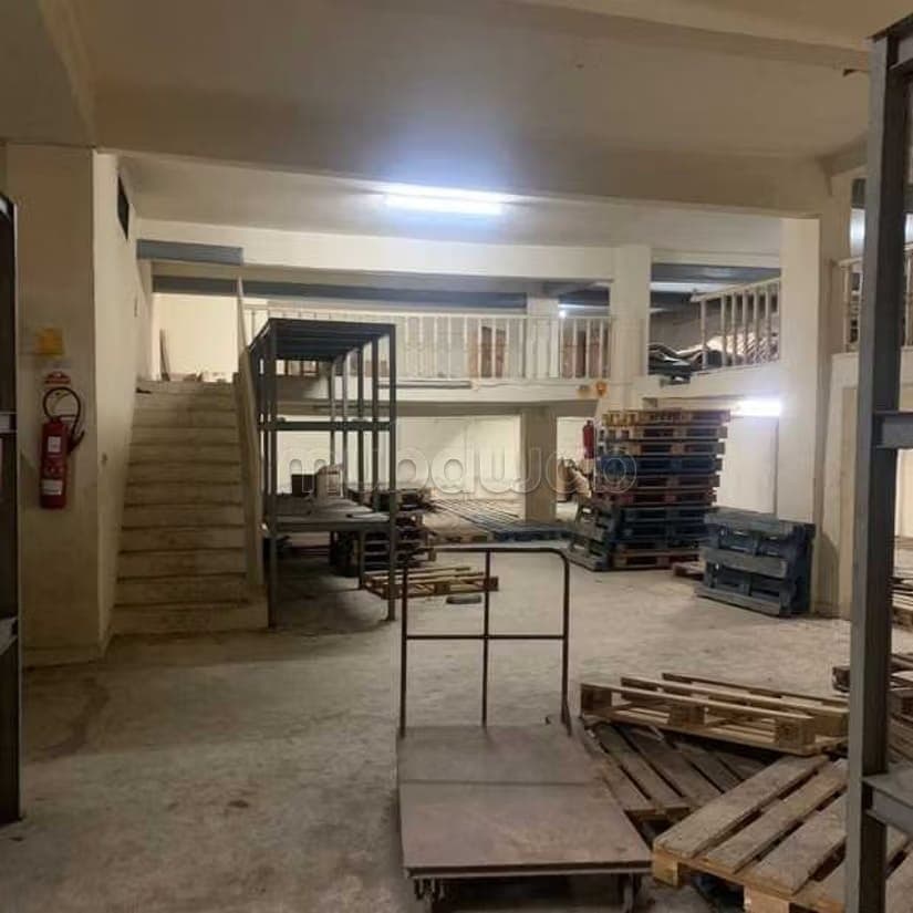 Local commercial à Louer de 318.0 m² à Casablanca, Hopitaux