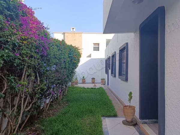 Location villa plein pied à Oasis. Superficie 200 m². Salon européen