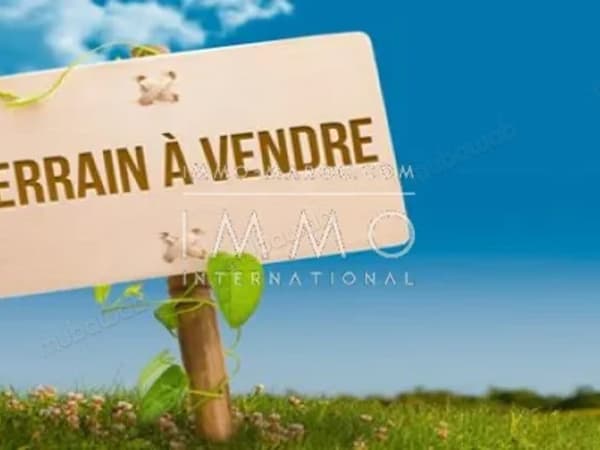 Terrain à vendre à Maârif. Superficie 302 m²