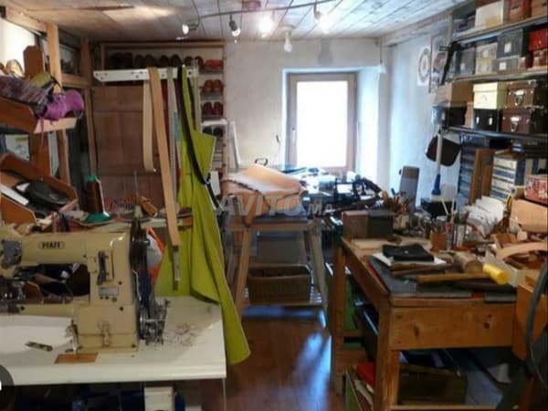 Magasin équipé pour maroquinerie à vendre