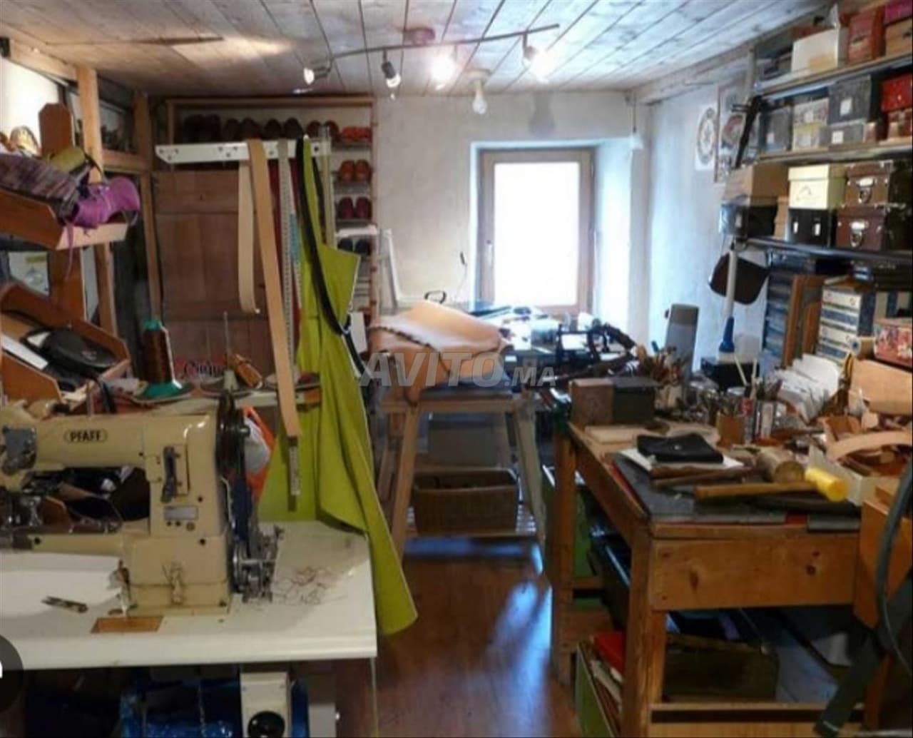 Magasin équipé pour maroquinerie à vendre