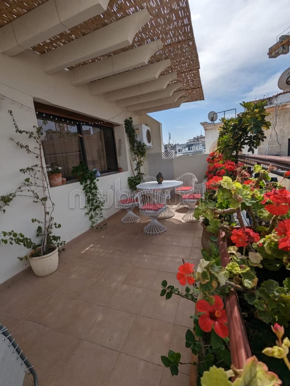Bel studio meublé avec terrasse, dernier étage