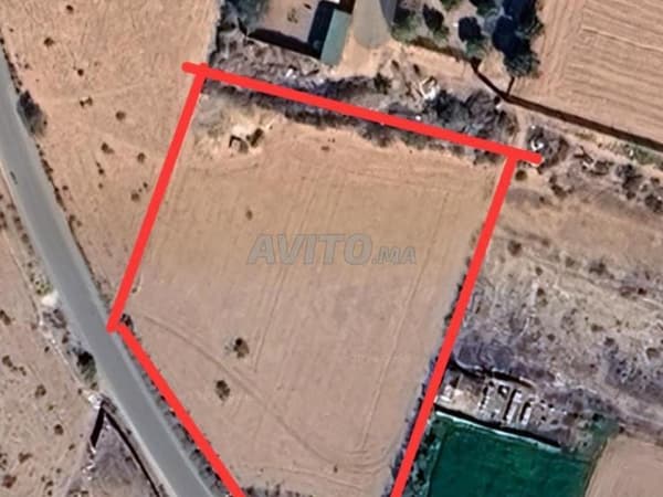 Land with well (Titré)