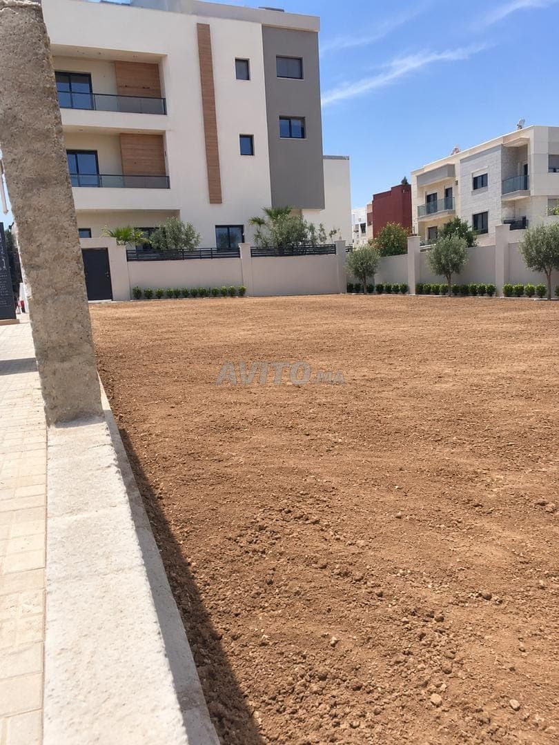 Terrain à vendre en bordure de route, adapté à tous types d'investissements