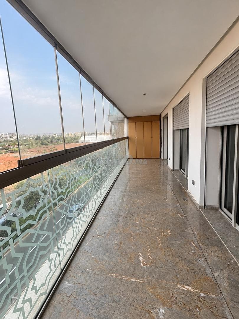 شقة مفروشة من 3 غرف ونزل للخدم في Casablanca Finance City