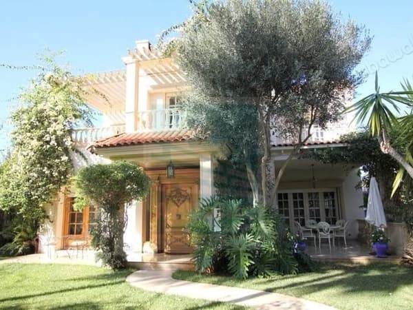 DL. 1044: Prächtige Villa zur Miete im CIL