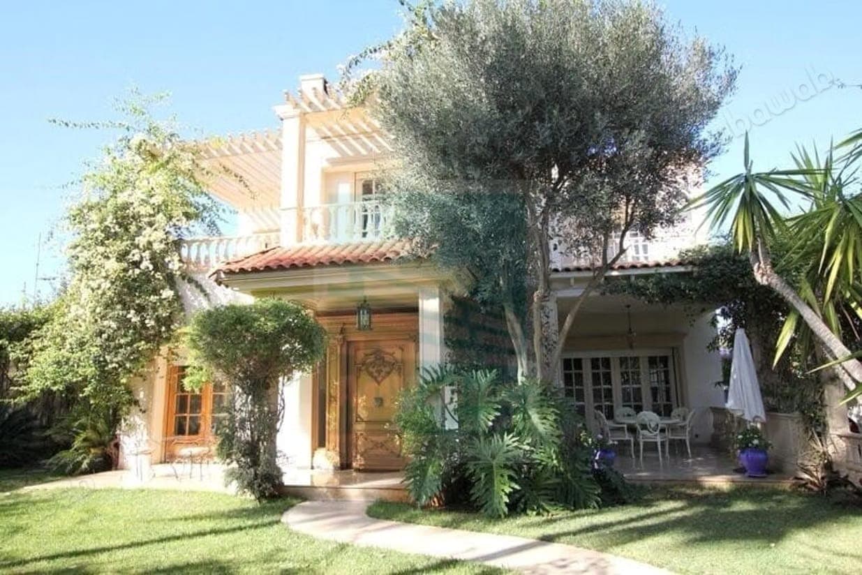 DL. 1044: Prächtige Villa zur Miete im CIL
