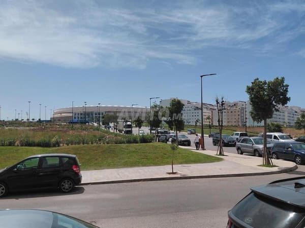 شقة من 3 غرف بمساحة 90 م² مقابل ملعب طنجة